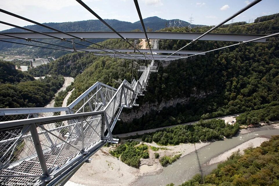 Подвесной мост сочи фото Sochi's 650ft high bridge set to be world's longest pedestrian suspension bridge