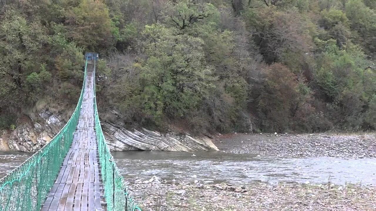 Подвесной мост в лазаревском фото Река Псезуапсе в Лазаревском, Сочи вид с висячего моста. Октябрь 2015 год. - You