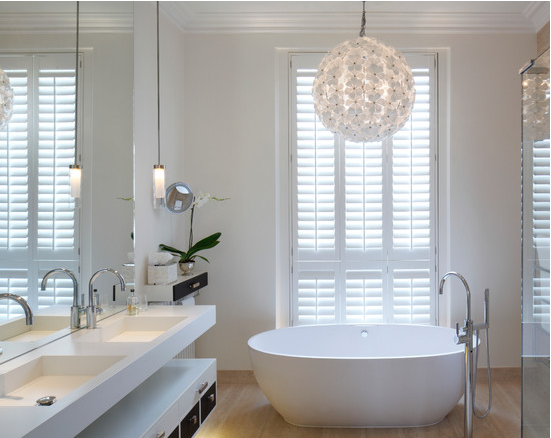 Подвесной светильник в ванную в интерьере Bathroom shutters #interiordesign #kiwalainteriors Bathroom interior, Bathroom i