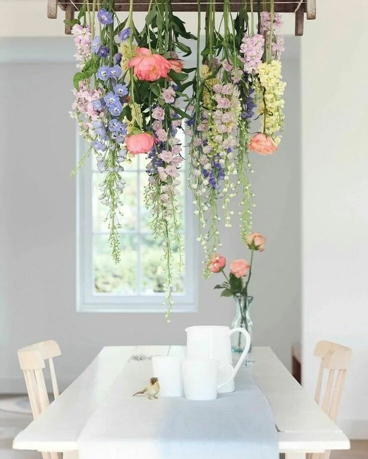 Подвесные цветы в интерьере flowers handing from ceiling. Flowers handing above table. White kitchen table. 