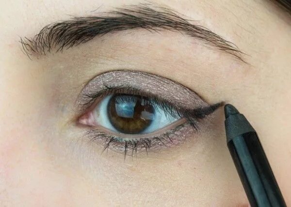 Подводим глаза карандашом фото Schlupflider richtig schminken: 5 ganz wichtige Tipps und einige Tricks Cat eye 