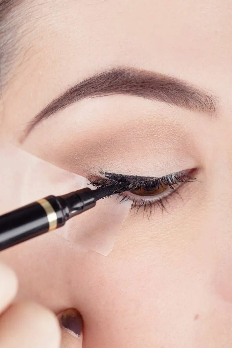 Подводка глаз фото поэтапно How to Use Scotch Tape to Perfect Your Liquid Eyeliner Eyeliner for beginners, E