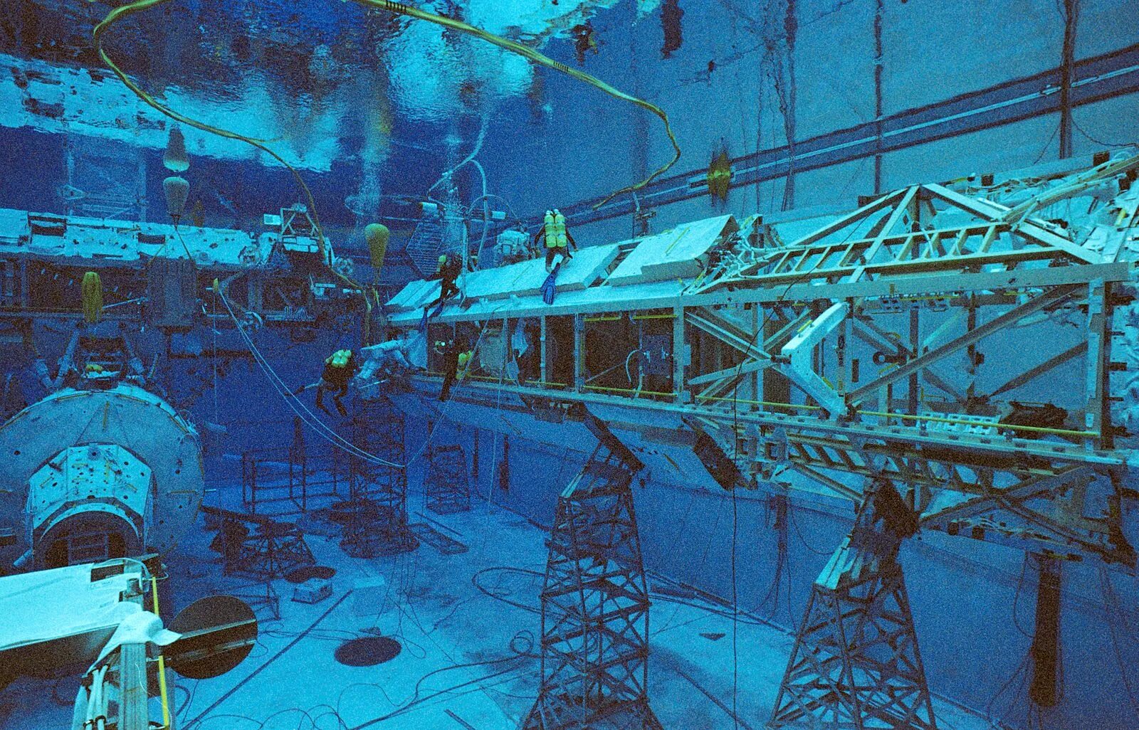 Подводная база фото Файл:Underwater EVA simulation for STS-116.jpg - Википедия