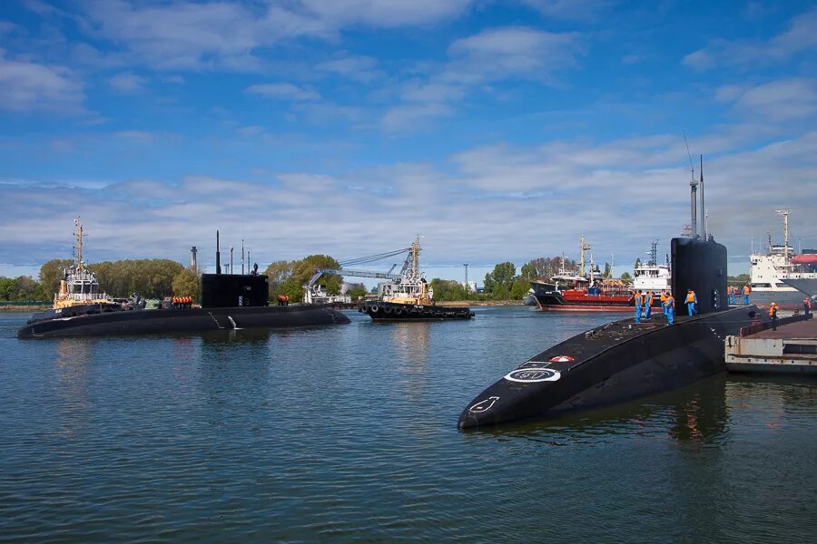 Подводная лодка в калининграде фото Northern Sea Magnitogorsk submarine is leaving Baltiysk for the permanent base p