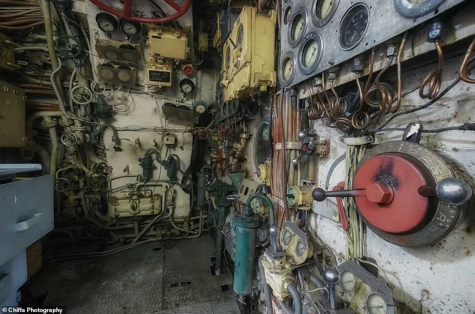 Подводная лодка внутри фото Fascinating images show the cramped interior of a Cold War-era Soviet submarine 