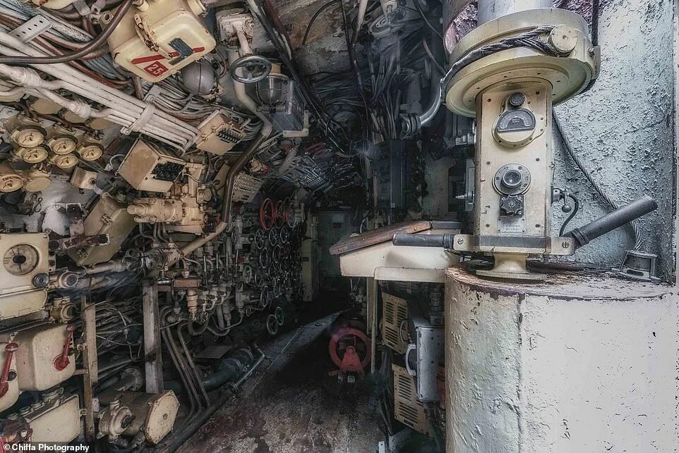 Подводная лодка внутри фото Fascinating images show the cramped interior of a Cold War-era Soviet submarine 