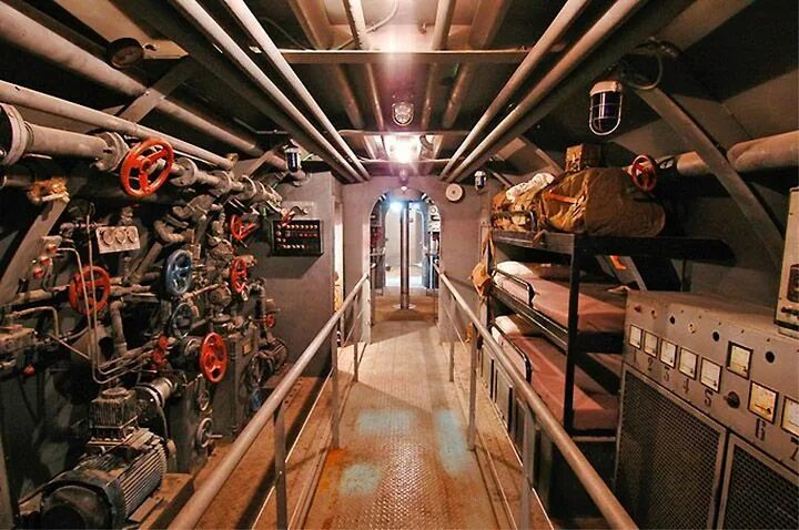 Подводная лодка внутри фото Cramped Efficiency: Inside a Submarine Submarine pictures, Us submarines, Submar