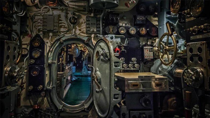 Подводная лодка внутри фото Forward engine room of the USS Drum, a Gato-class submarine at Battleship Memori