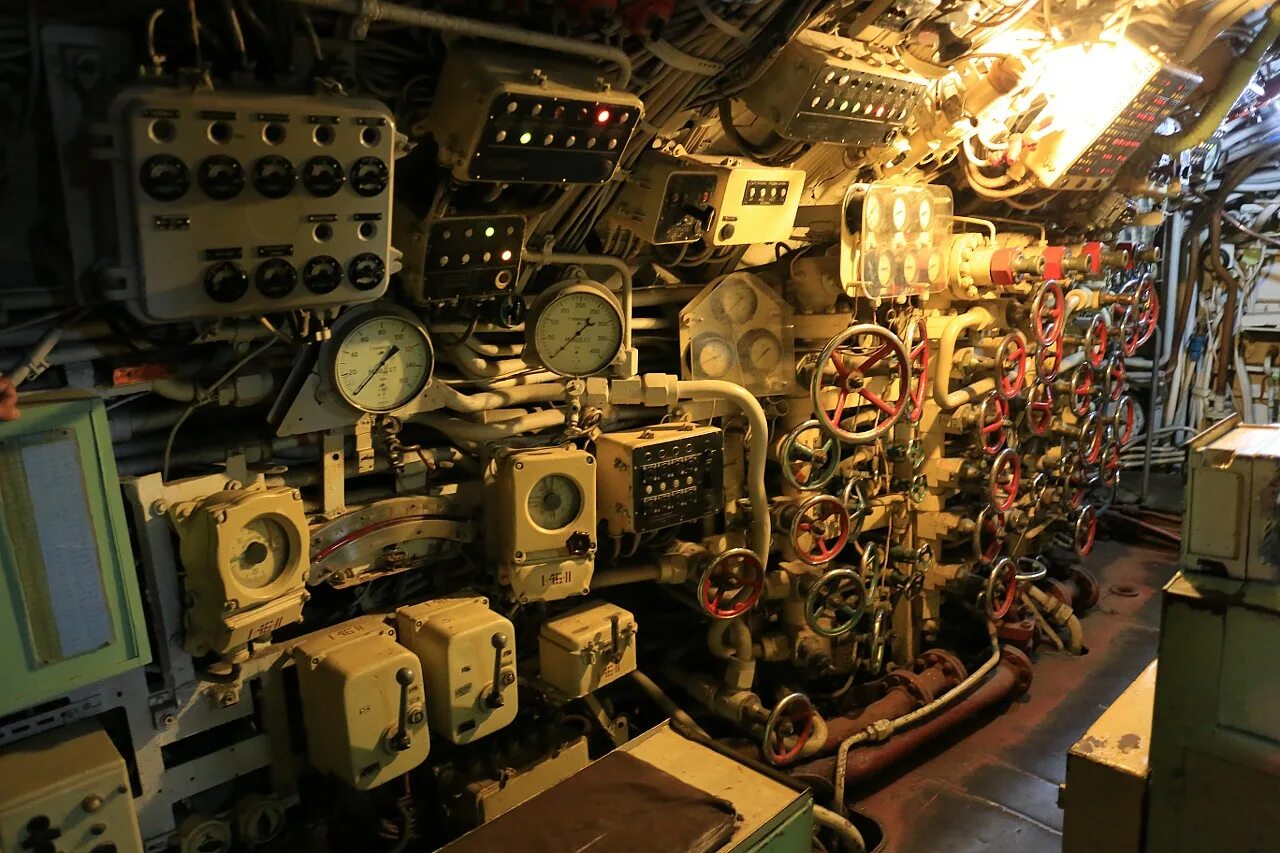 Подводная лодка внутри фото U461 Submarine Compartments (Juliett-class)