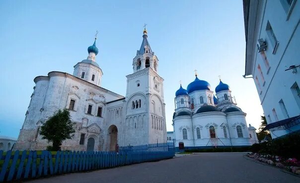 Подворье свято боголюбского монастыря фото Николай Воронин высказал предположение, что монастырь на территории замка был ус