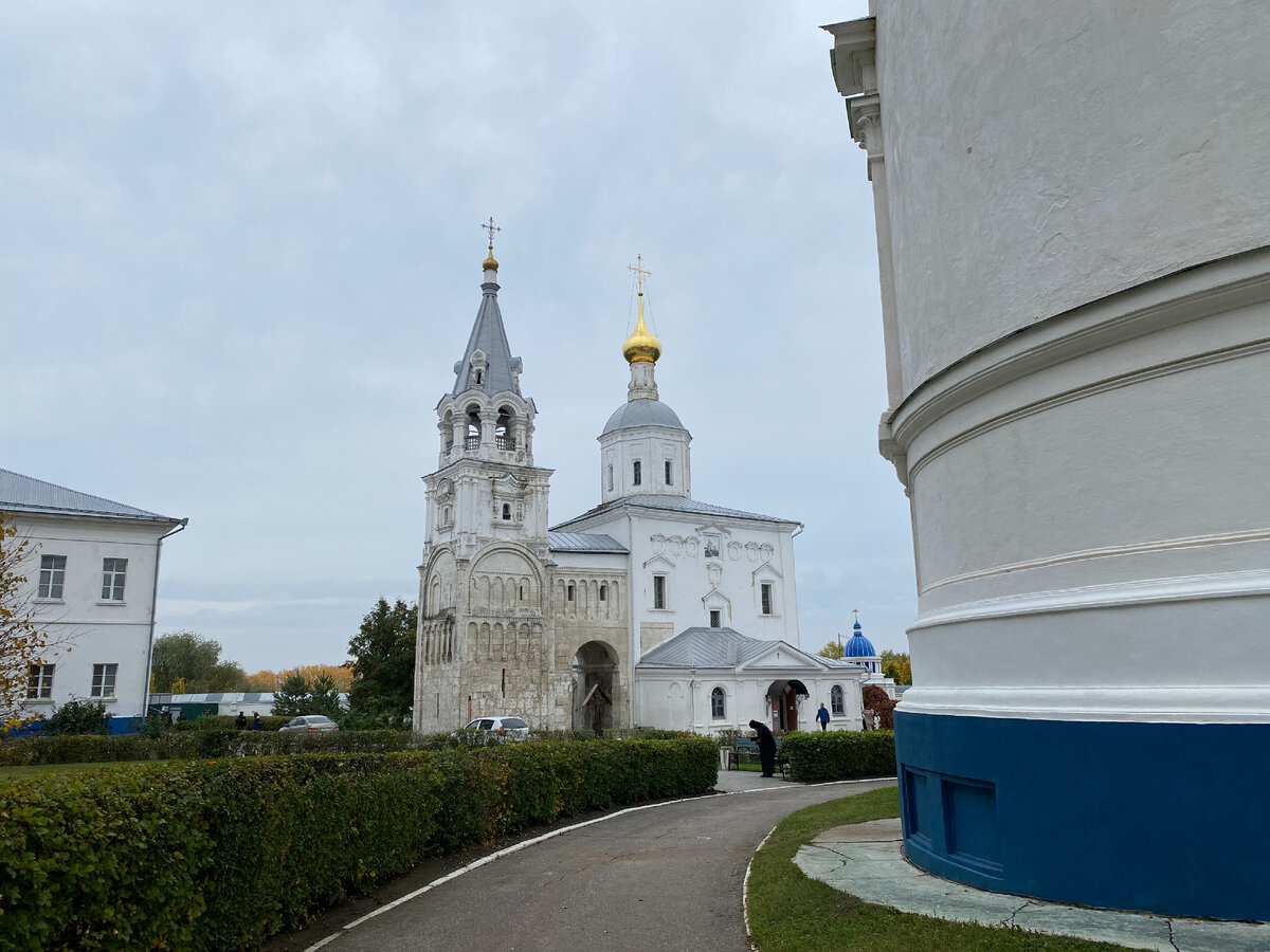 Подворье свято боголюбского монастыря фото Боголюбский монастырь и его трапезная: палаты Андрея Боголюбского, котята, борщ,