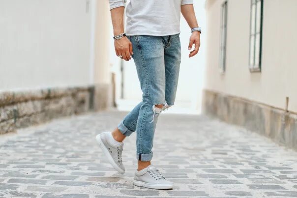 Подвороты фото джинсы Why are holes on jeans fashionable, but not on socks and tights? QUTEX: одежда и