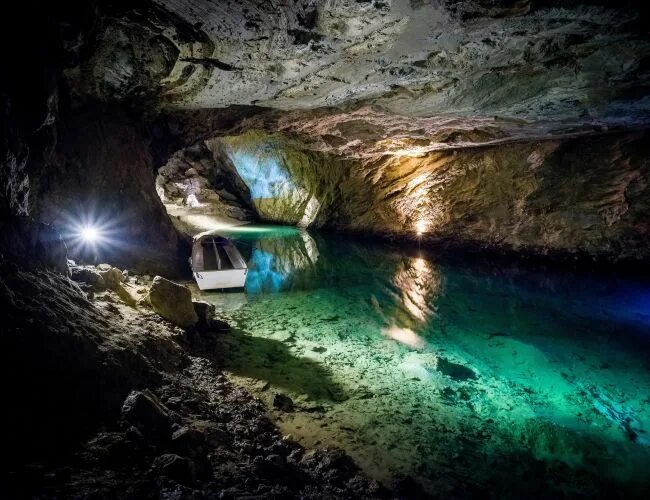 Подземное озеро фото Lac souterrain St-Léonard Natural landmarks, Italy photo, Switzerland travel