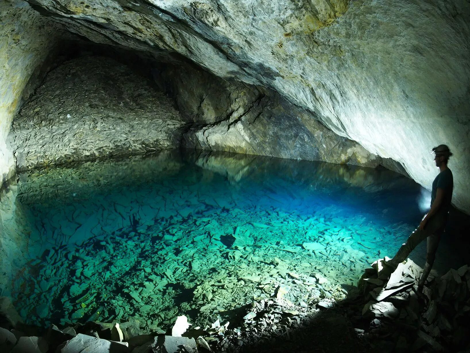 Подземные воды фото Inside Britain's hidden underground wonders: Explorers capture breathtaking snap