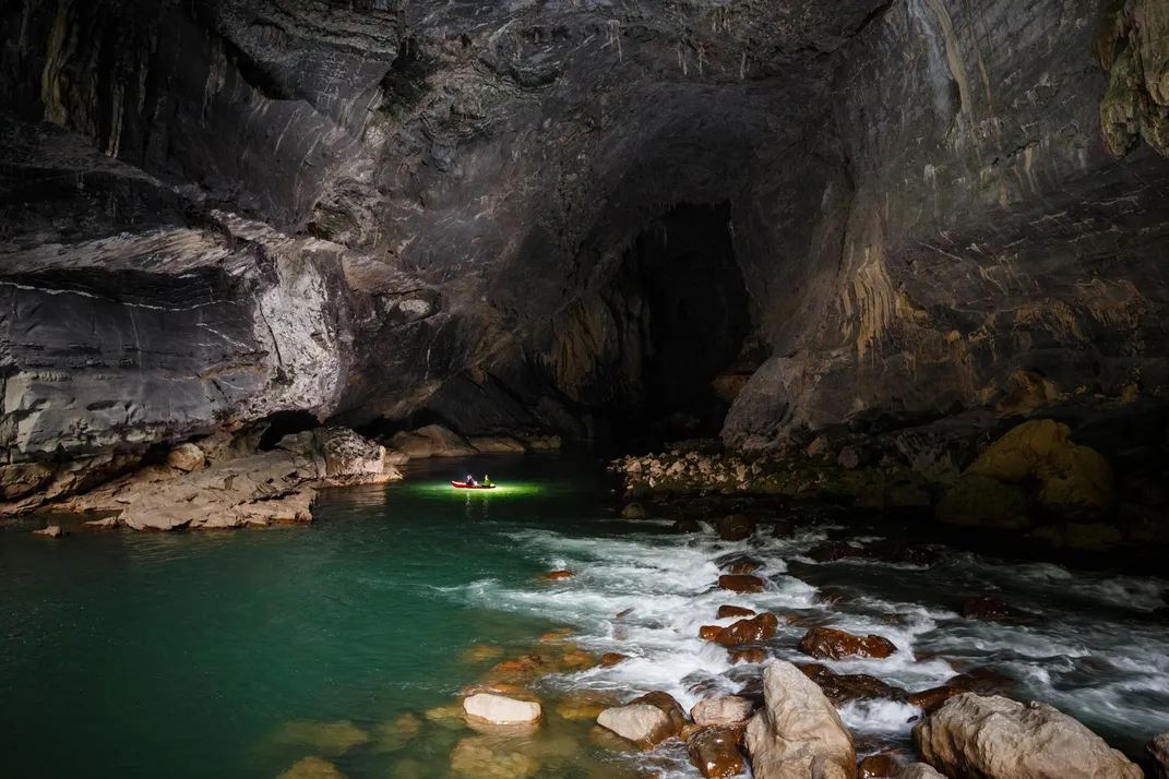 Подземные воды фото Otherworldly Photos From Inside One of the World's Largest River Caves Smithsoni