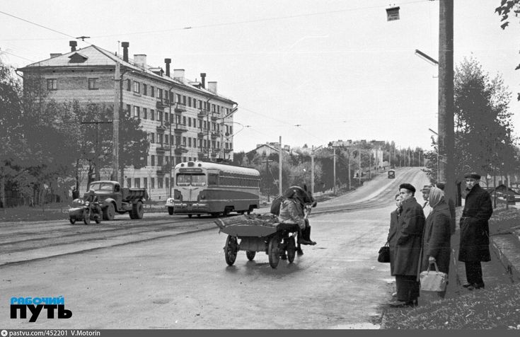 Поехали смоленск улица николаева фото Улица Николаева. Справа - автобусная остановка. Люди ездили на общественном тран