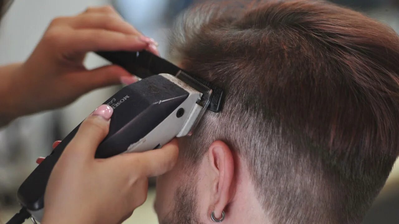 Поэтапная мужская стрижка машинкой ASMR the sound of hair cutting with a hair clipper. АСМР звук стрижки волос маши