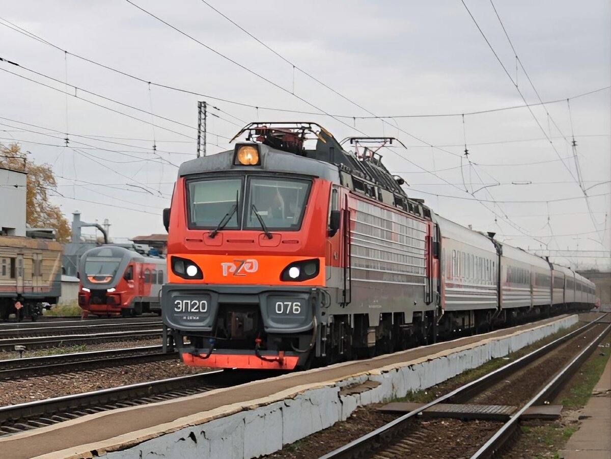 Поезд 107я вологда москва фото Спонтанные осенние съëмки на станции Александров и заинтересованная охрана) Russ