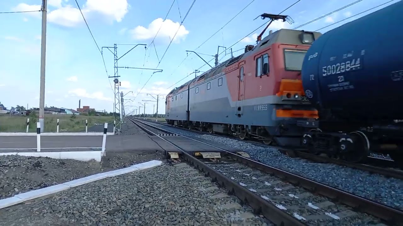 Поезд 150х фото 2ЭС6-212 мчится по переезду с наливным составом. - YouTube