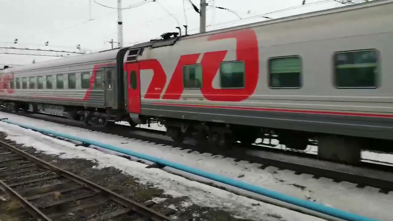 Поезд 160в фото ТЭП70-0240. Идёт на запад с пассажирским 160 поездом. Товарная станция. Петрозав