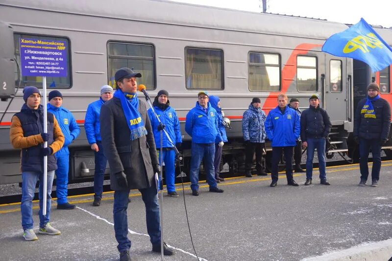 Поезд андрей тульников фото Депутаты окружной Думы Виктор Сысун, Андрей Миляев и Сергей Тульников встречаютс