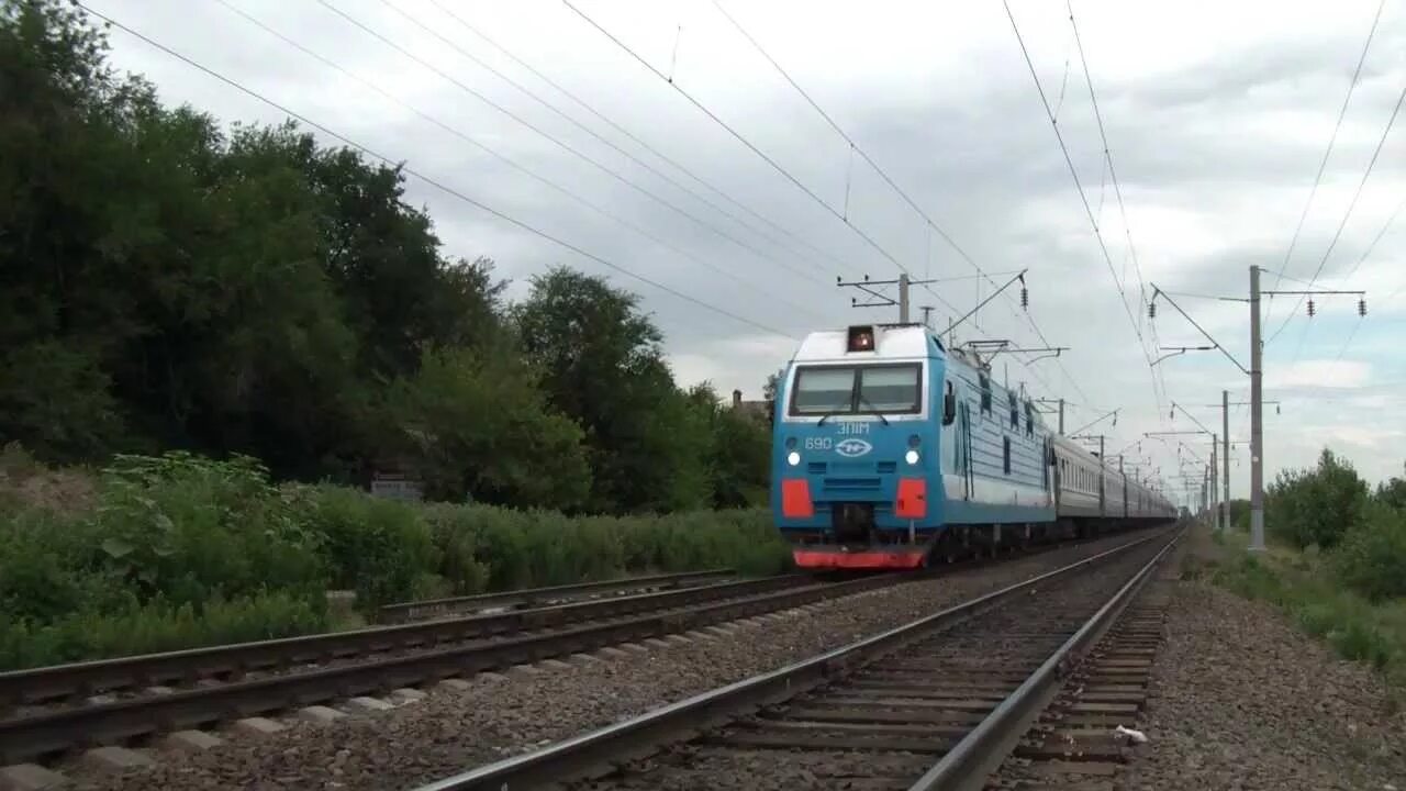 Поезд архангельск адлер фото ЭП1М-690 с поездом № 322 Архангельск - Адлер - YouTube