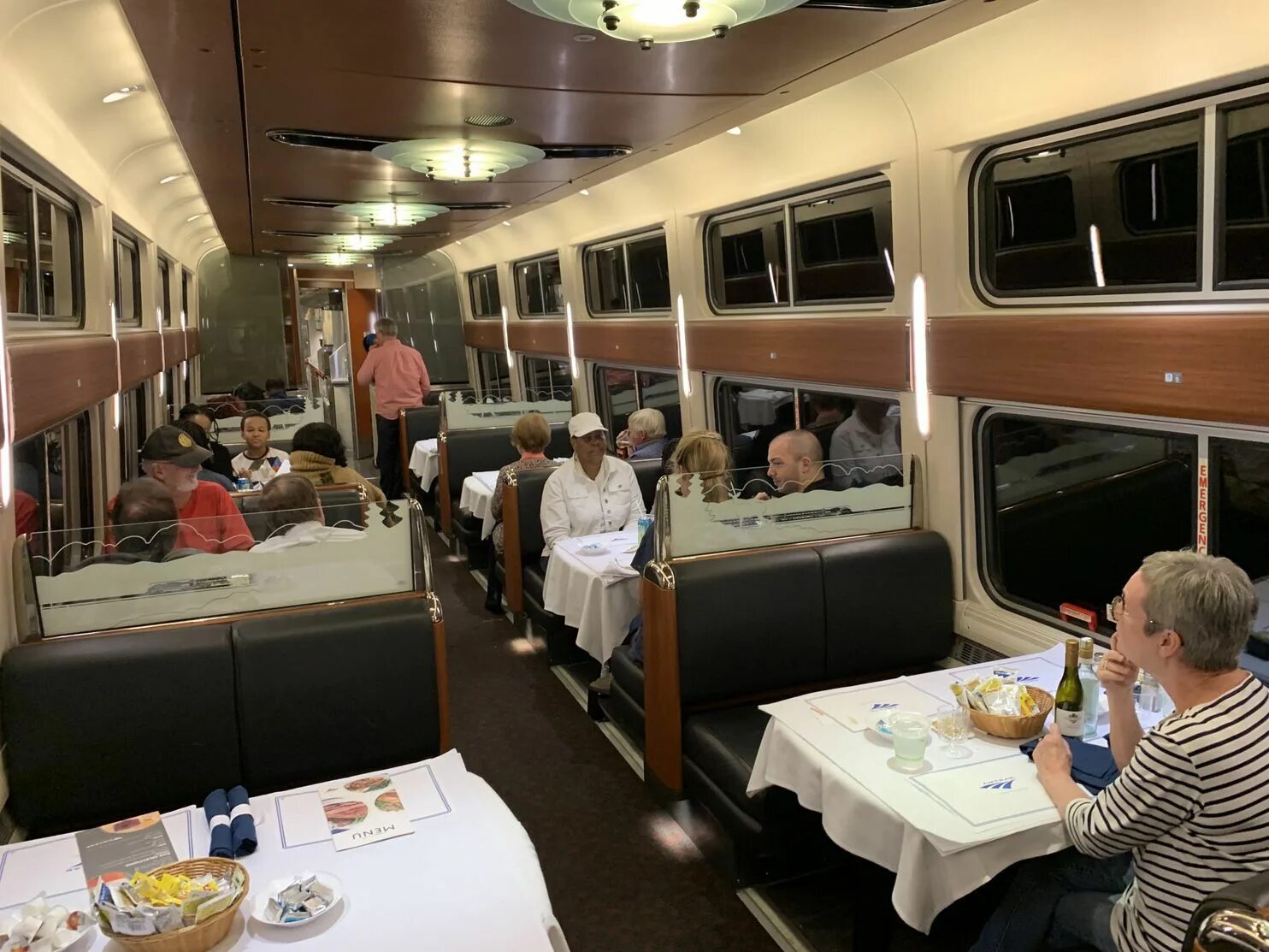 Поезд дальнего следования фото внутри The end of an American tradition: The Amtrak dining car Amtrak, Dining services,