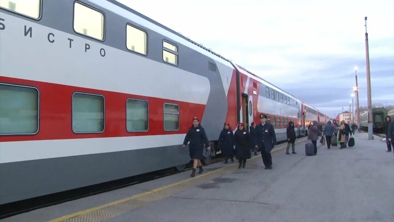 Поезд двухэтажный фото с ульяновского вокзала Новые двухэтажные пассажирские вагоны фирменного поезда Ульяновск - Москва отпра