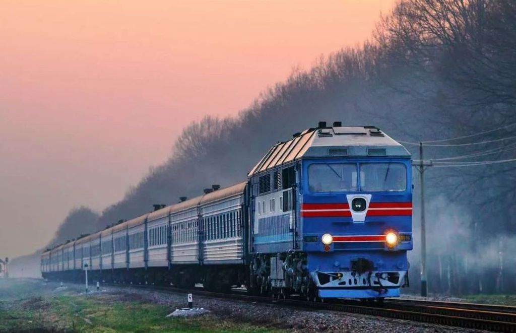 Поезд едет фото Поезд из Екатеринбурга в Симферополь будут курсировать несколько раз в неделю - 