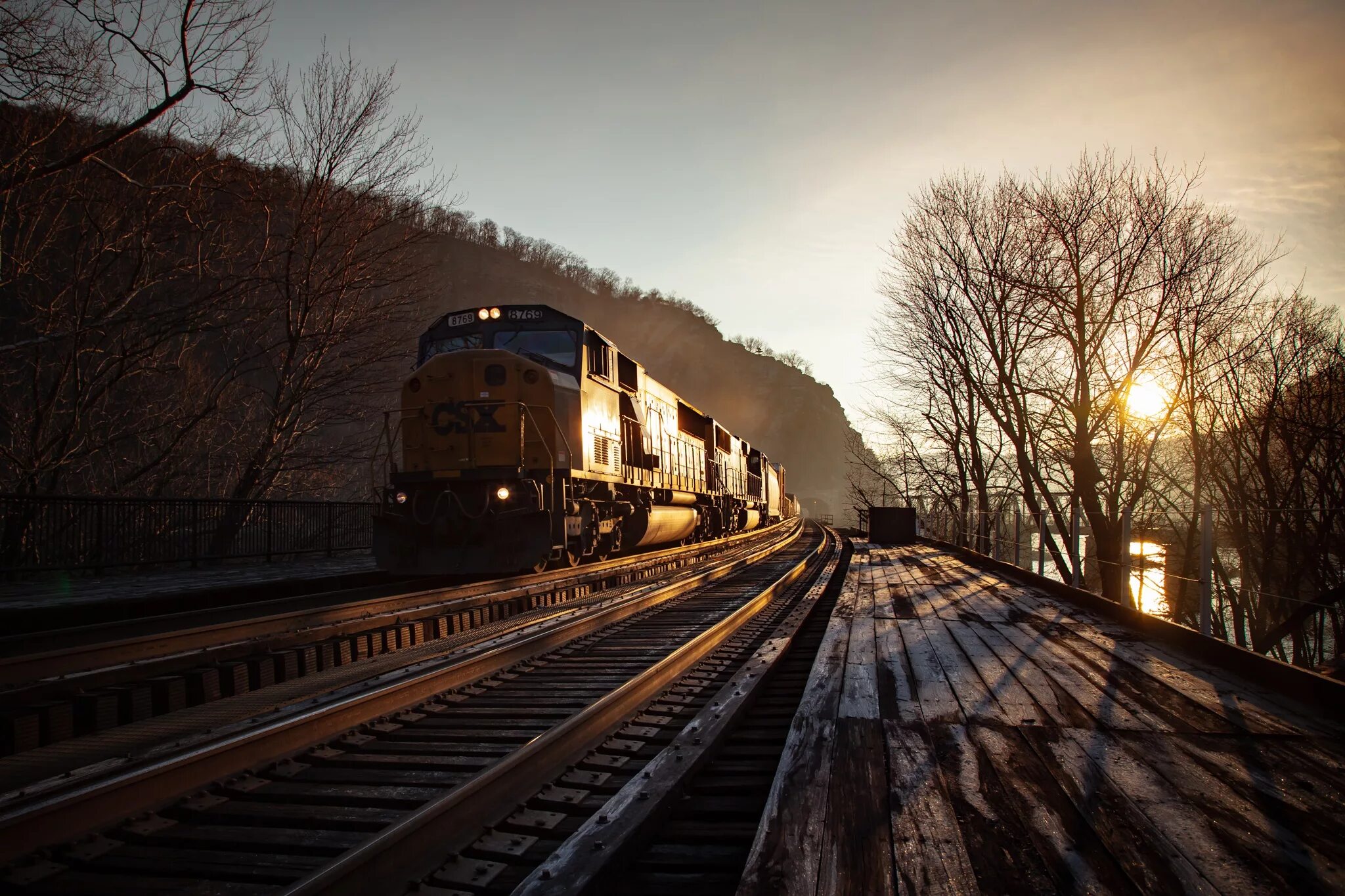 Поезд фото 4 Wallpaper : outdoors, dark, train, vehicle, railway, railroad track 2048x1365 - 