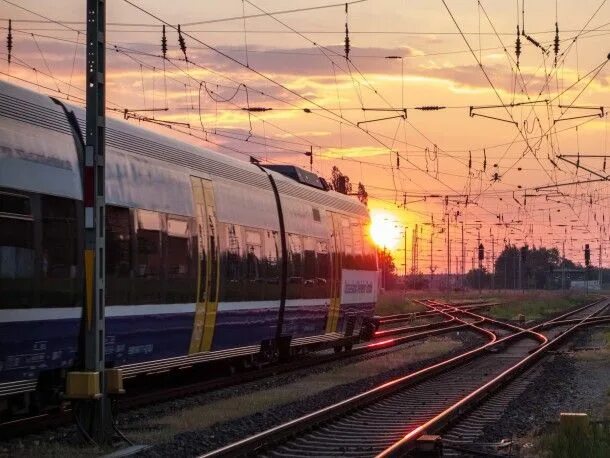 Поезд фото боком Railroad train amp catenary in sunset Train, Sunset, Railroad