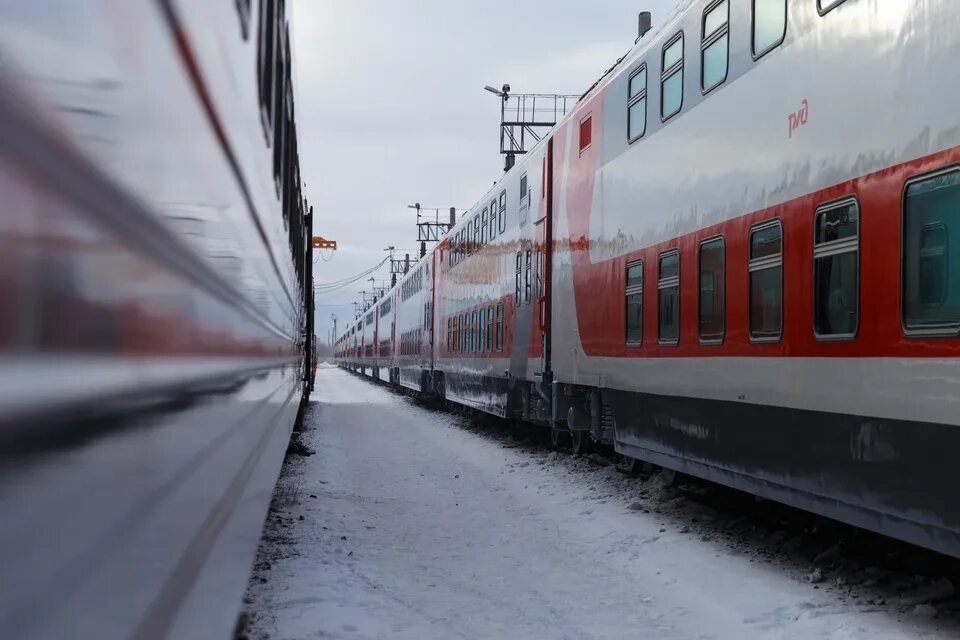 Поезд италмас двухэтажный фото Поезд сообщением Ижевск - Екатеринбург отменили из-за вспышки коронавируса - KP.