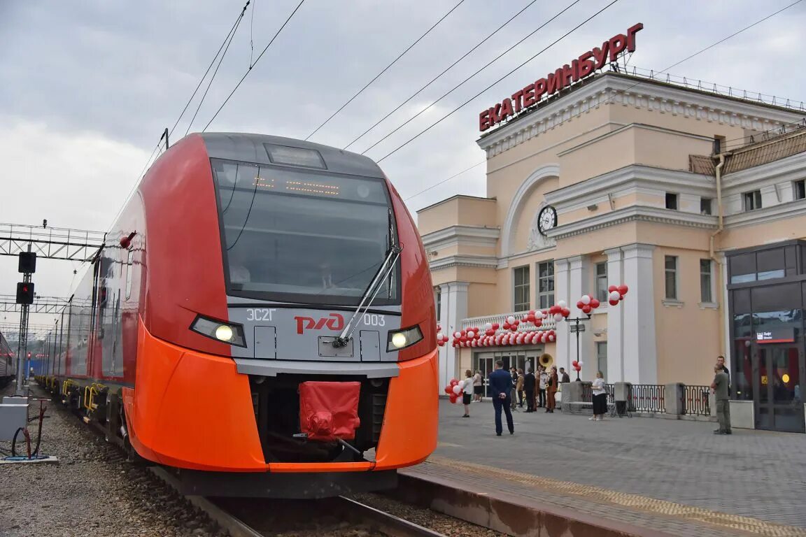 Поезд ласточка екатеринбург фото Группу школьников вынудили ехать из Екатеринбурга в Нижний Тагил на полу электри