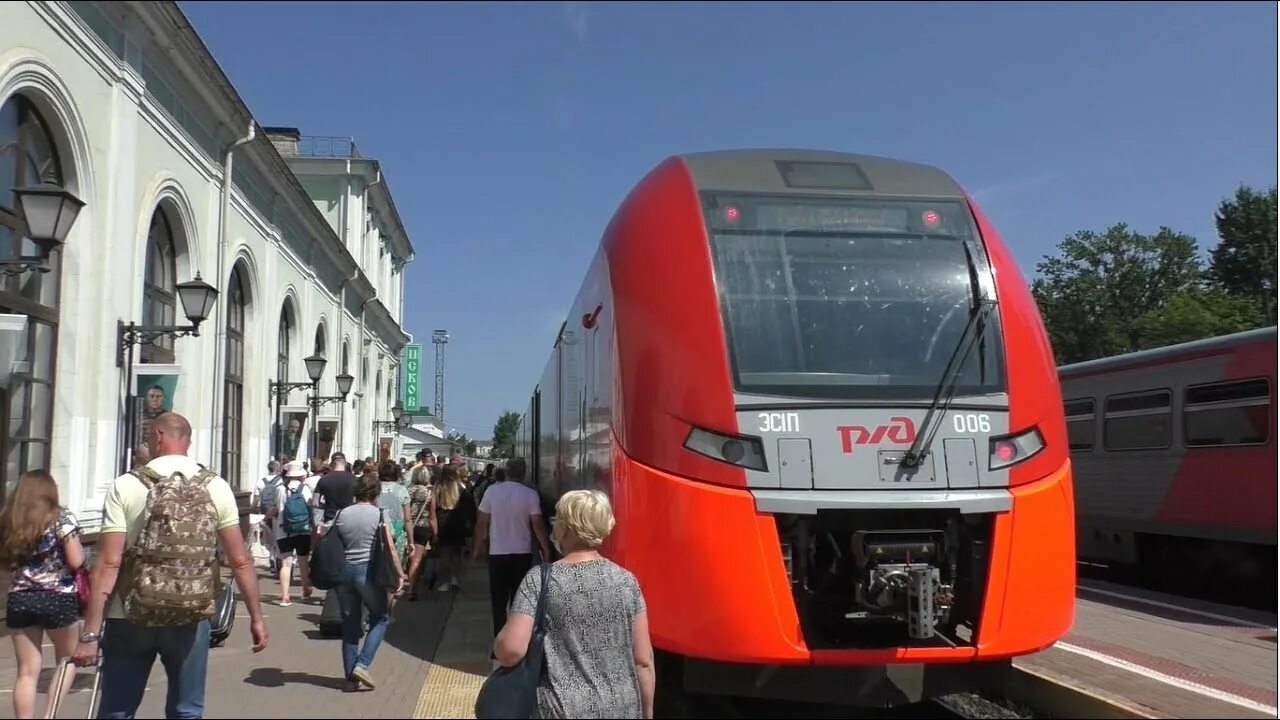 Поезд ласточка псков фото Поезд "Ласточка" Печоры - Санкт-Петербург. Грузовой поезд с углём следует на ста