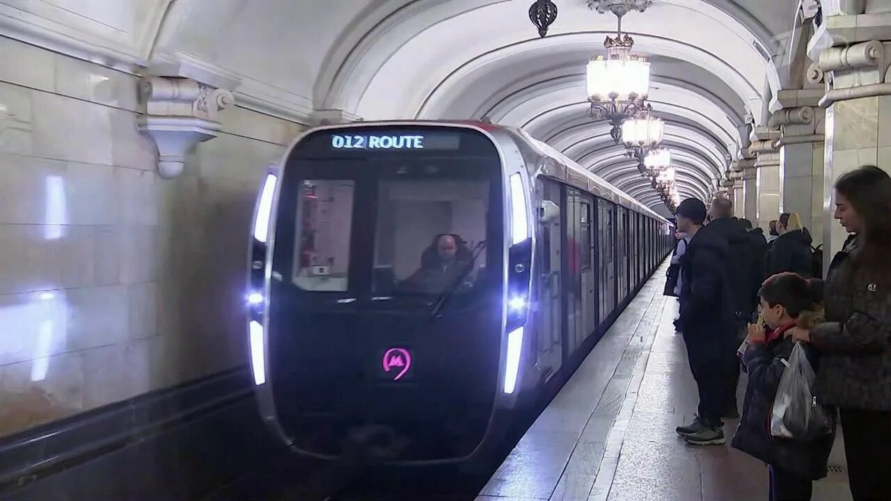 Поезд метро 2020 фото По линиям Московского метро курсируют 13 поездов, украшенных по-новогоднему - см