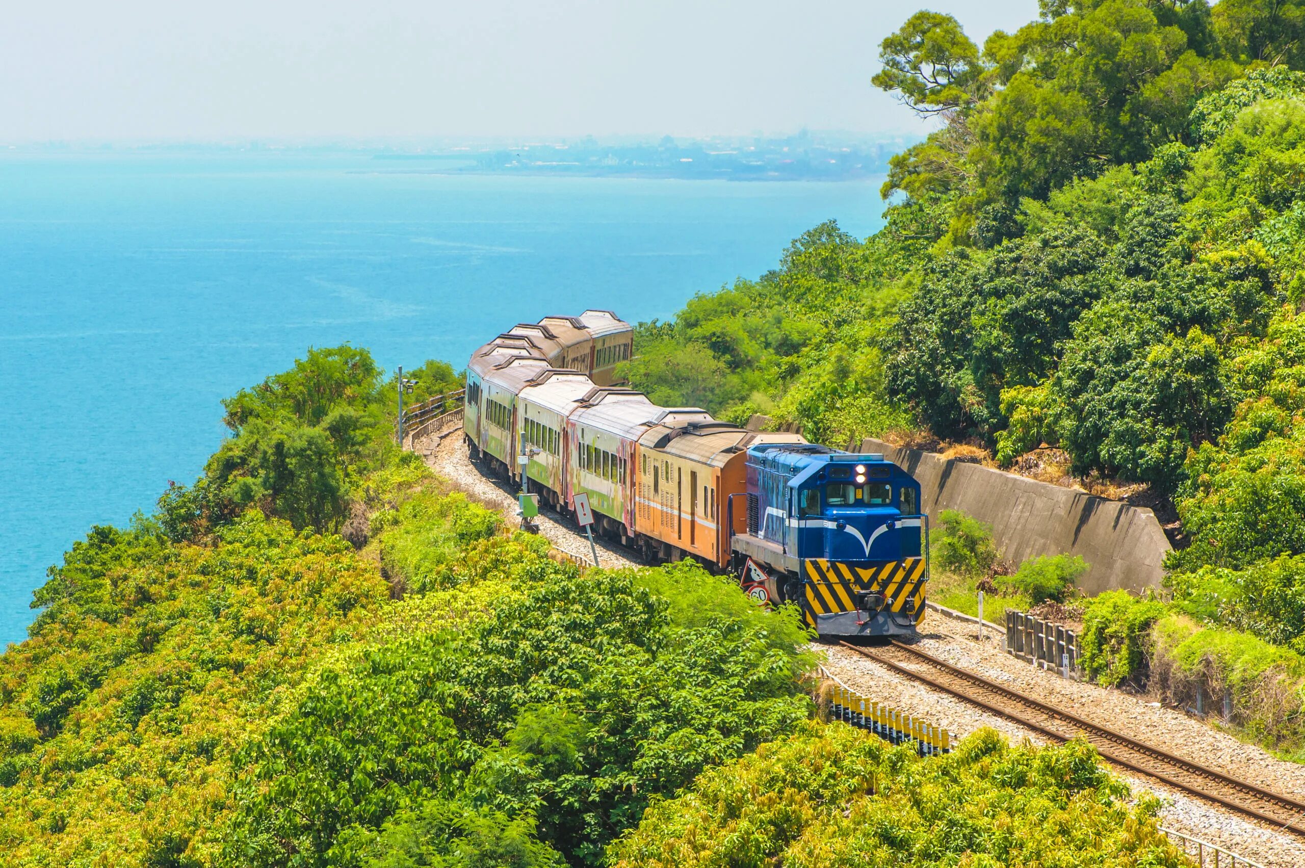 Поезд море фото scenery of southern taiwan with railway and train - Roberta Grimes