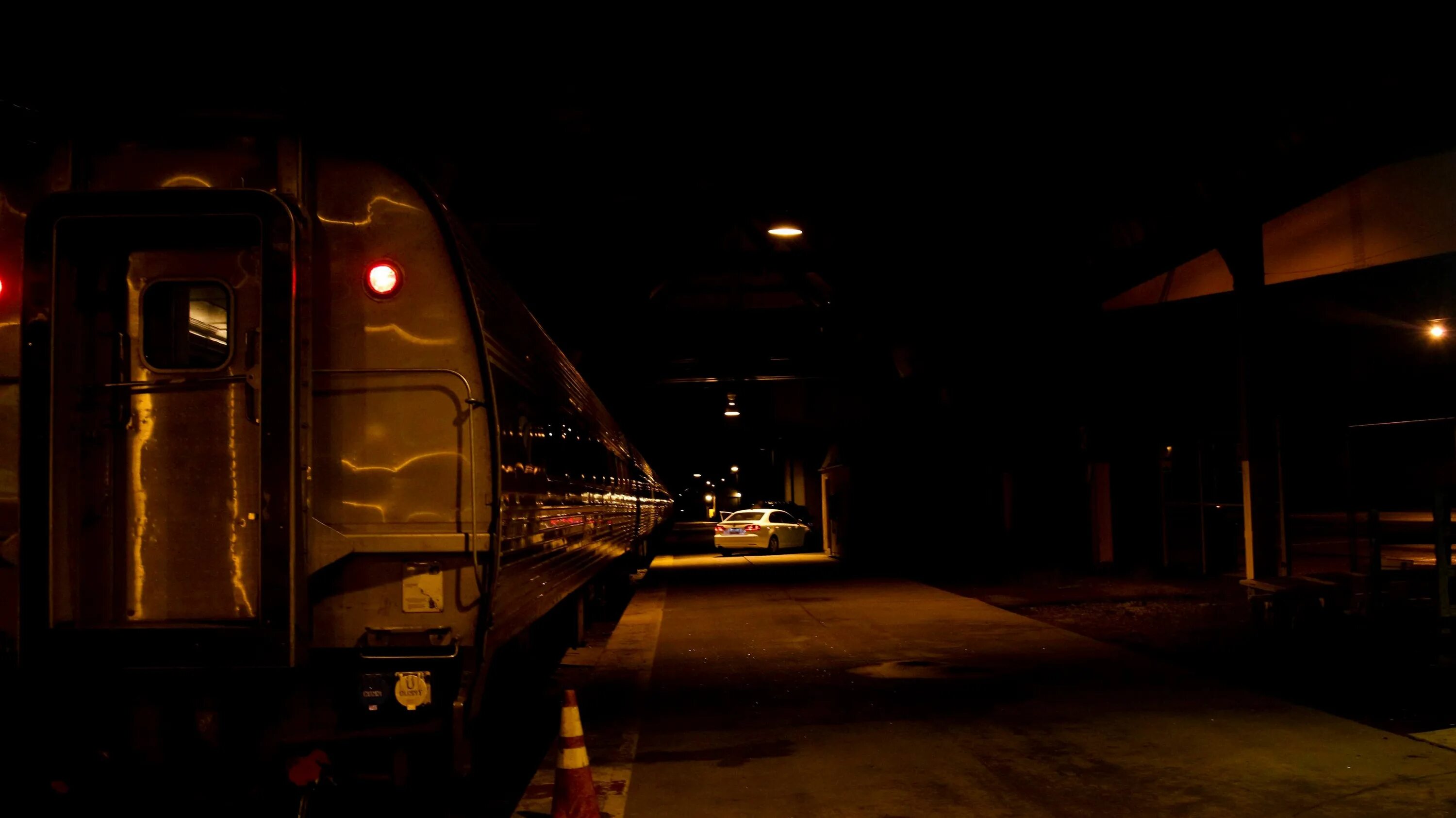 Поезд ночью фото внутри #car #city #dark #night #sidewalk #train #train station Dark night, City car, Co