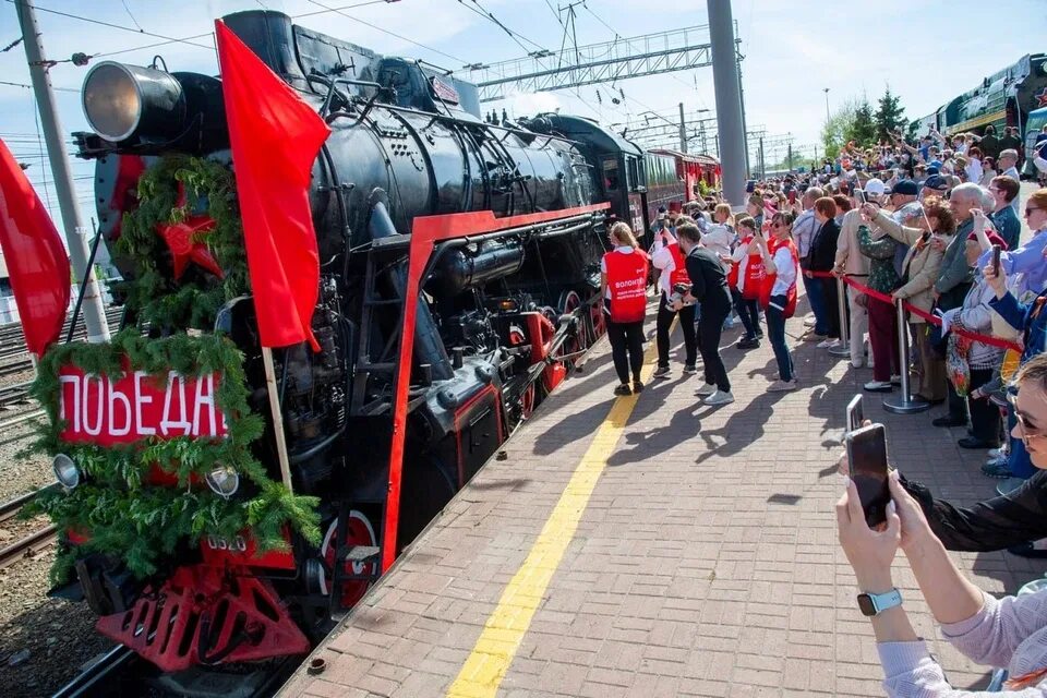 Поезд победы 2024 фото Воссоздали атмосферу 1945-го: "Поезд Победы" в Челябинске встретили с музыкой и 