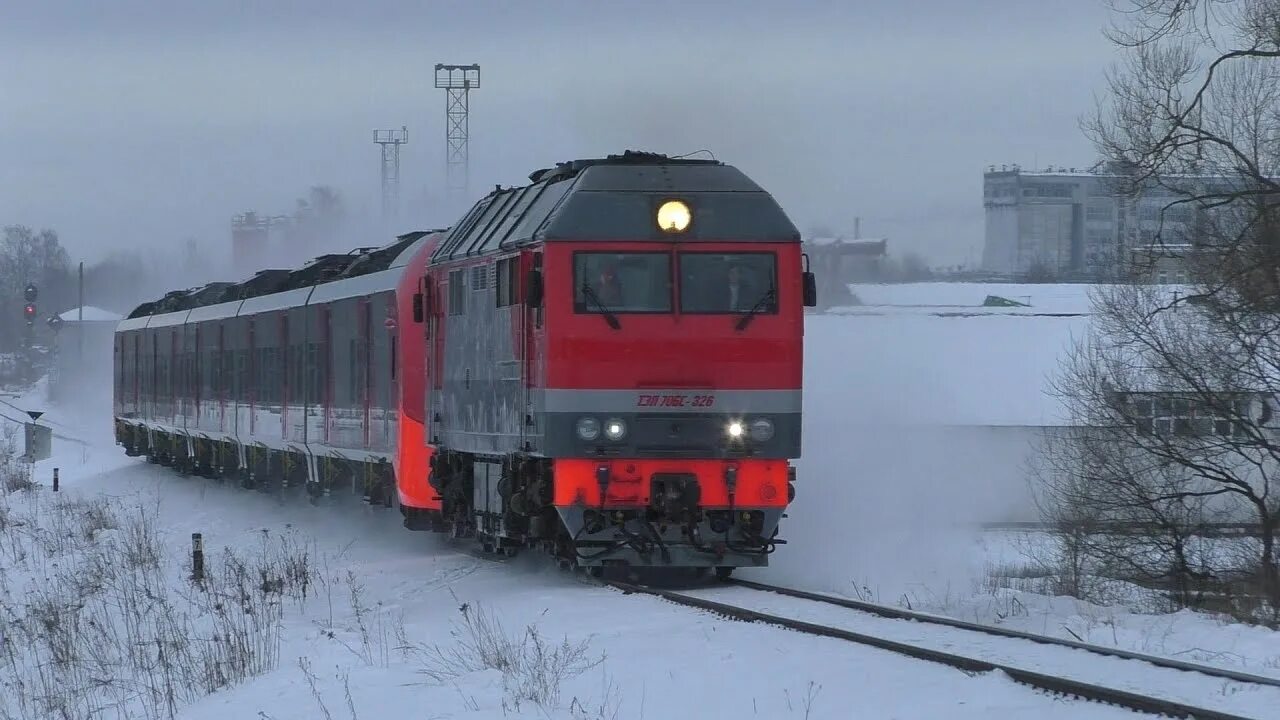 Поезд псков фото Поезд Ласточка Санкт-Петербург - Печоры и грузовой поезд. Псков-2 - Полковая - Y