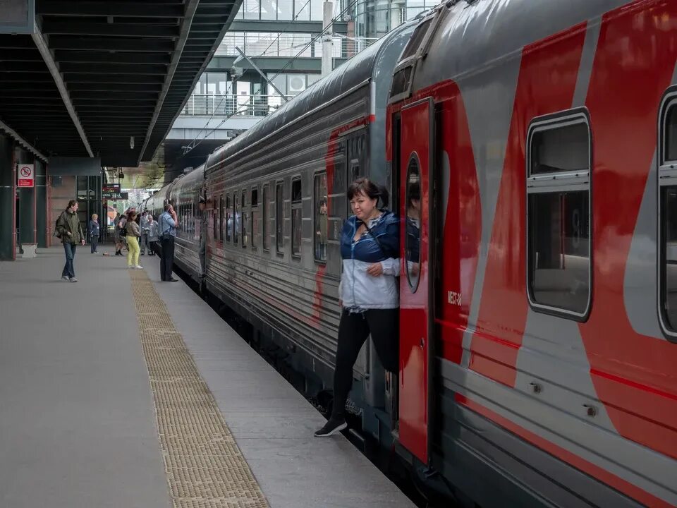 Поезд санкт петербург фото Дополнительные поезда пустят из Петербурга в Москву на майские праздники - KP.RU