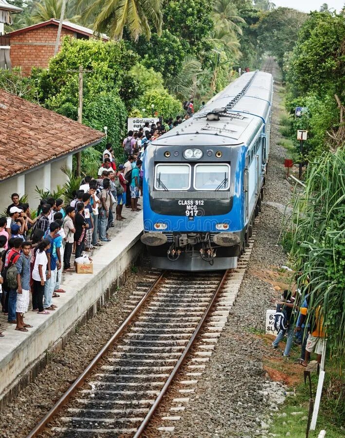 Поезд шри ланка фото BENTOTA, SRI LANKA - APR 28: Train Arrive To Station with People Editorial Photo