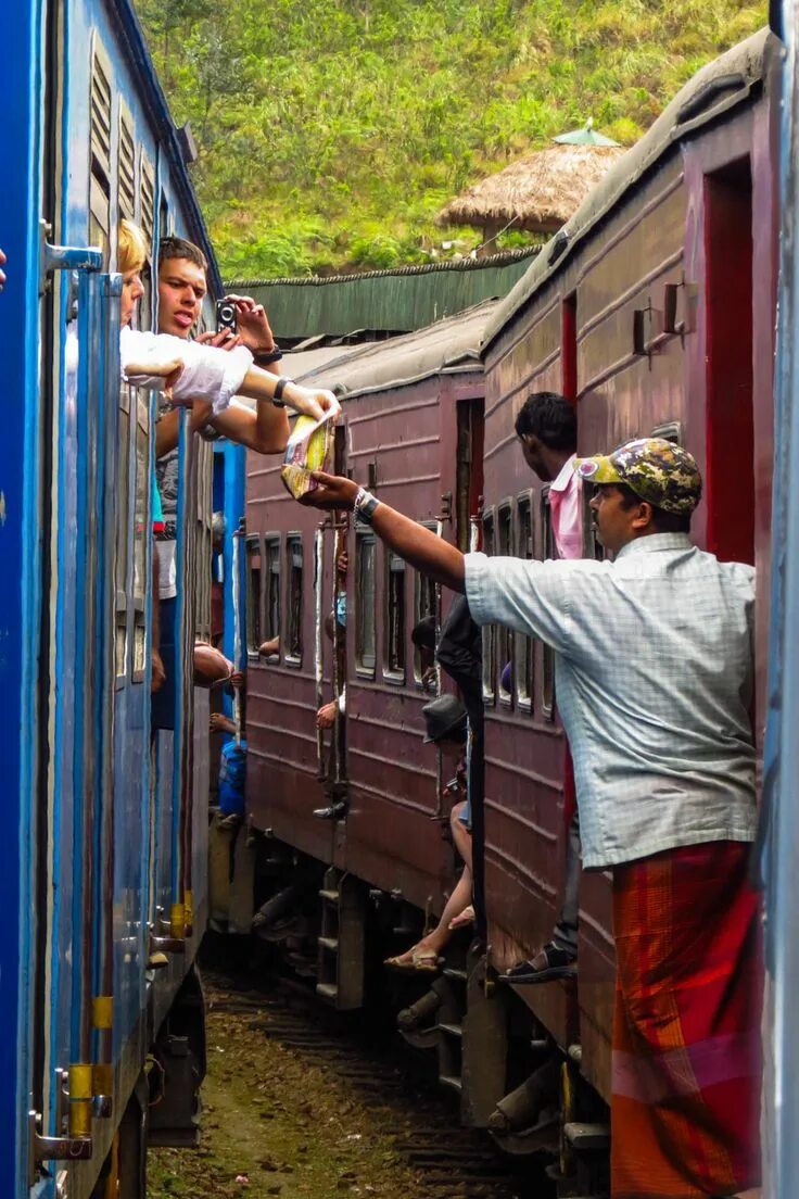 Поезд шри ланка фото train-to-train-hawkers-sri-lanka Nuwara eliya, Sri lanka, India photography