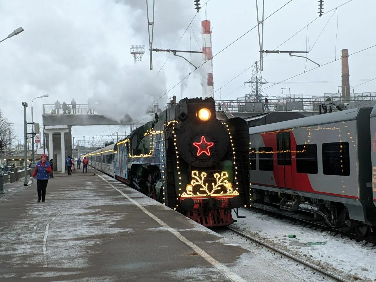 Поезд смоленск фото Появились фотографии поезда Деда Мороза, который прибыл в Смоленск - SmolNarod.r