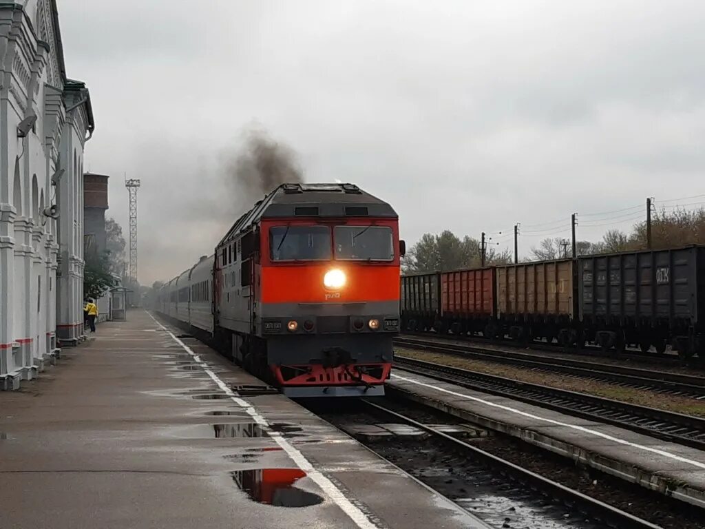 Поезд смоленск фото Стало известно, когда поезд "Смоленск - Симферополь" начнёт останавливаться в Ро