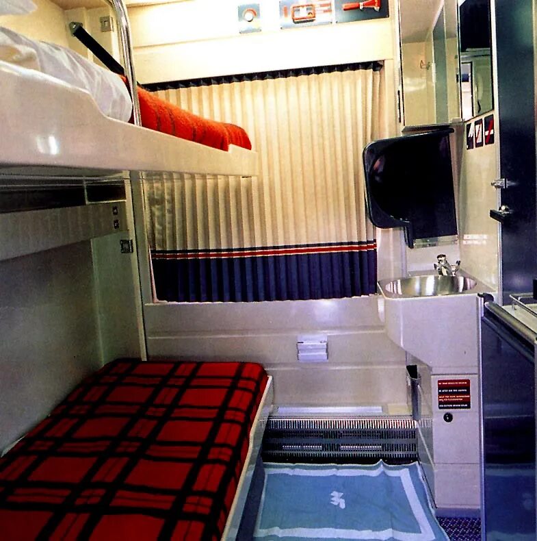 Поезд тальго фото внутри вагонов Economy sleeper compartment in a Spanish Talgo car