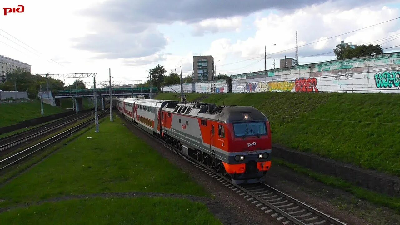 Поезд ульяновск фото ЭП2К-370. С поездом № 022Й, "Фирменный Ульяновск", сообщением: Москва - Ульяновс