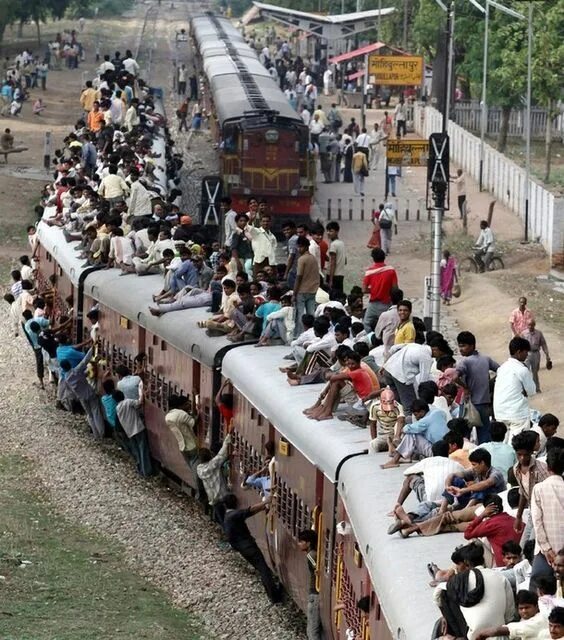 Поезд в индии с людьми фото Train transportation in India -- people inside the train, hanging on the sides o