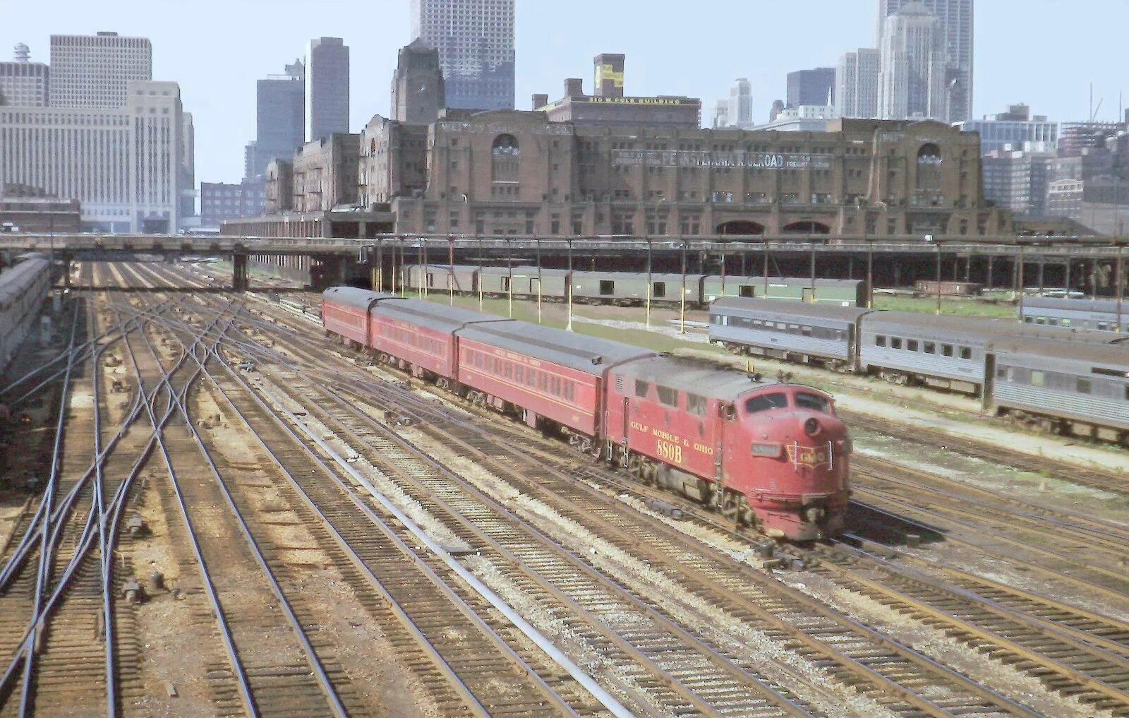 Поезда америки фото PHOTO - CHICAGO - TRAIN - GULF MOBILE AND OHIO - PASSENGER TRAIN LEAVING CITY - 