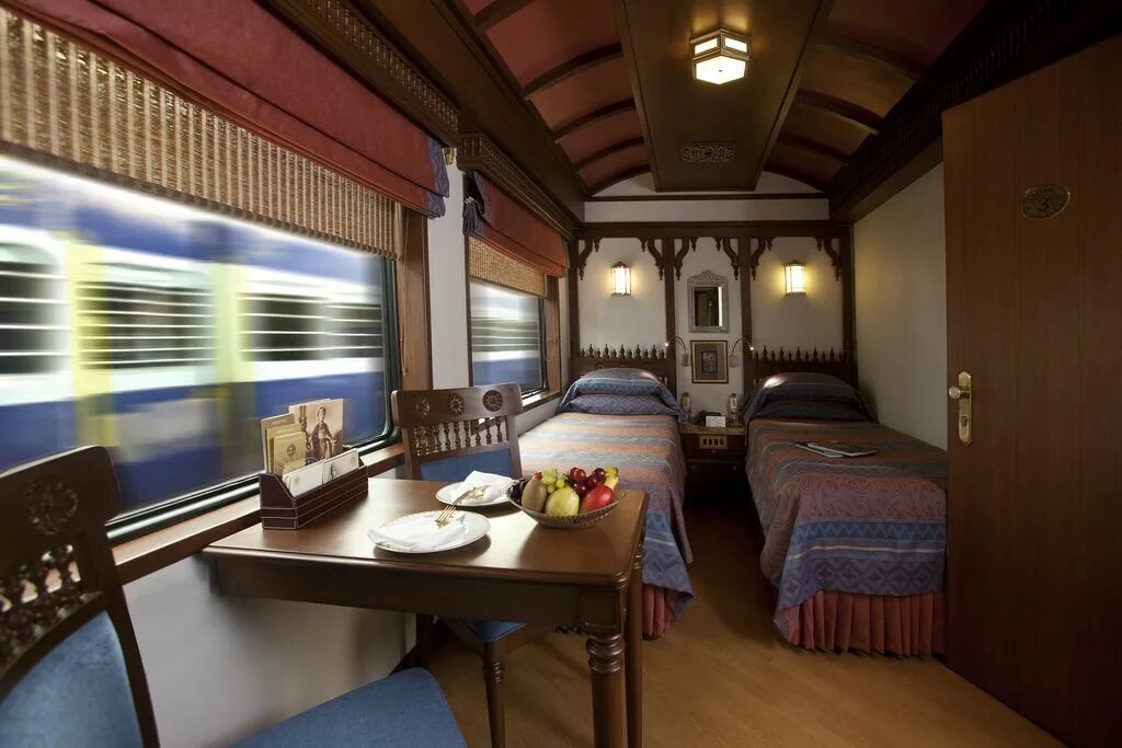 Поезда люкс фото ржд внутри Bedroom with Twin Beds on a Luxury Train Luxury train, Luxury bedroom decor, Coo