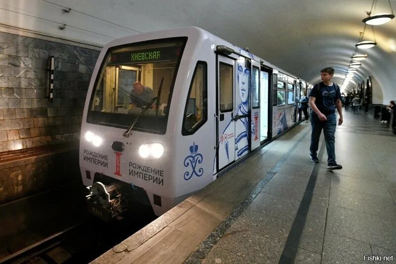 Поезда метро москвы фото На Арбатско-Покровской линии метро в Москве запустили тематический